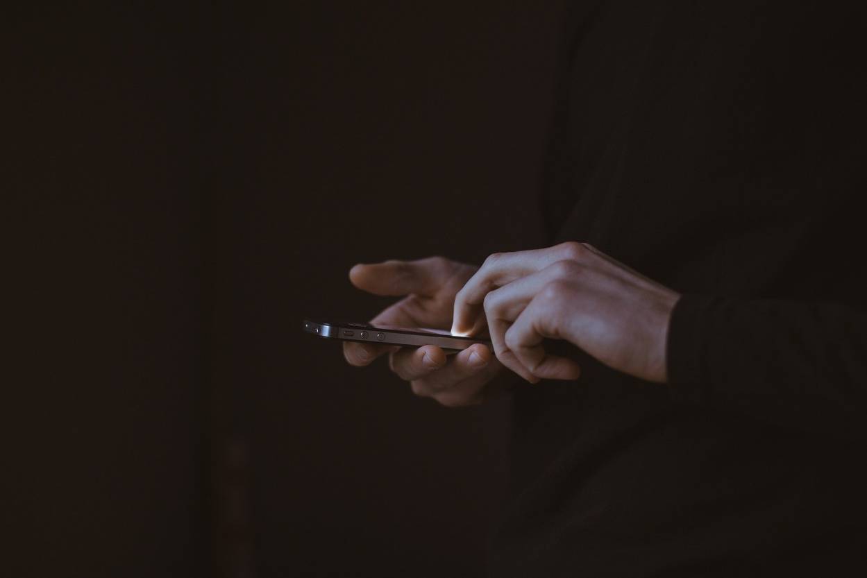 You are currently viewing Utilisation de WhatsApp et diffamation, injure, incitation à la haine, à la violence ou à la discrimination raciale