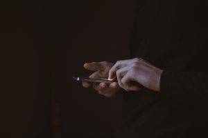 Read more about the article Utilisation de WhatsApp et diffamation, injure, incitation à la haine, à la violence ou à la discrimination raciale