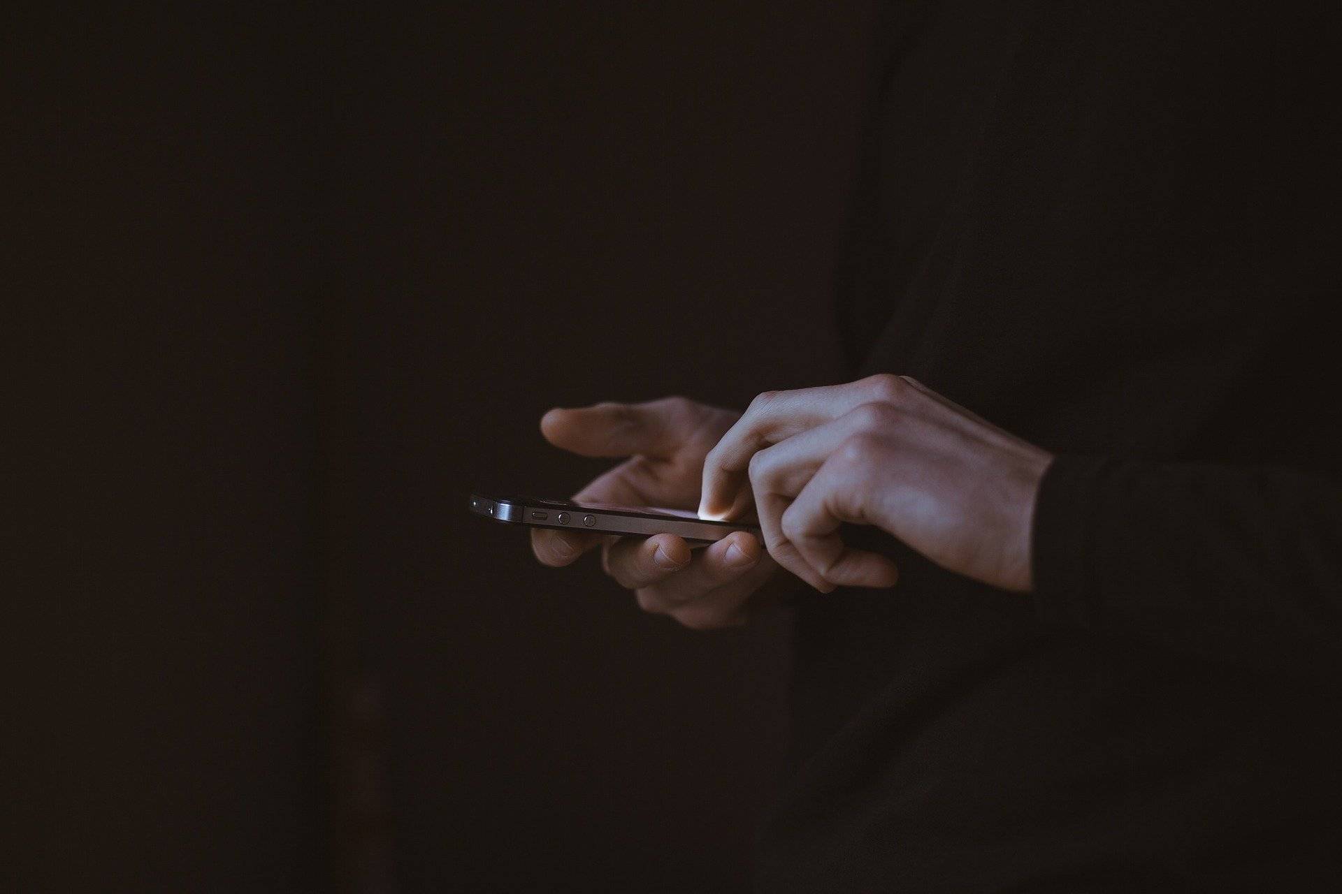 Read more about the article Utilisation de WhatsApp et diffamation, injure, incitation à la haine, à la violence ou à la discrimination raciale